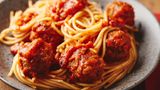 Woher sie ursprünglich stammt, ist unklar, beliebt ist sie auf der ganzen Welt: Pasta. Einige Theorien deuten darauf hin, dass ihre Grundform möglicherweise aus alten nahöstlichen Küchen stammt, wo Teig aus Wasser und Getreide zu Brot oder Nudeln verarbeitet wurde. Die moderne Pasta, wie wir sie kennen, wird jedoch typischerweise mit Italien in Verbindung gebracht. Es wird oft angenommen, dass Marco Polo die Pasta im 13. Jahrhundert von Asien nach Italien brachte, doch gibt es auch davor schon Beweise für die Existenz von Nudelgerichten in Italien.
