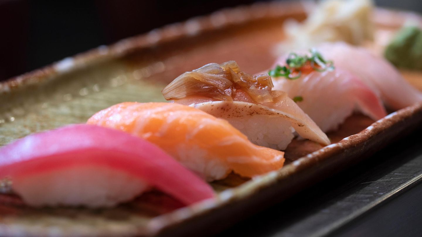 Sushi entstand ursprünglich im Südosten Asiens als Methode, um Fisch zu konservieren, indem man ihn in fermentiertem Reis einlegte. Die Verbreitung in Japan im 8. Jahrhundert führte zur Entwicklung des modernen Sushi, bei dem frischer Fisch und Essigreis verwendet werden. Es wird in verschiedenen Formen serviert, darunter "Maki", in Seetang gerollt, und "Nigiri", Fisch auf Reis. Es wird üblicherweise mit Sojasauce, eingelegtem Ingwer und Wasabi serviert.