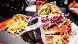 Für ihn werden Vegetarier zu Fleischessern und Nazis kulturoffen: der Döner. Nach den Leitsätzen der Deutschen Lebensmittelbuch-Kommission darf ein echter Dönerspieß nur aus Rind-, Kalb- oder Schaf-Fleischscheiben bestehen. Außerdem darf der Hackfleischanteil maximal 60 Prozent betragen. Als Zutaten sind nur Zwiebeln, Öl, Eier, Milch, Joghurt, Salz und Gewürze erlaubt.