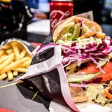 Für ihn werden Vegetarier zu Fleischessern und Nazis kulturoffen: der Döner. Nach den Leitsätzen der Deutschen Lebensmittelbuch-Kommission darf ein echter Dönerspieß nur aus Rind-, Kalb- oder Schaf-Fleischscheiben bestehen. Außerdem darf der Hackfleischanteil maximal 60 Prozent betragen. Als Zutaten sind nur Zwiebeln, Öl, Eier, Milch, Joghurt, Salz und Gewürze erlaubt.