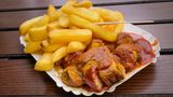 Darüber, dass sie schmeckt, ist man sich gemeinhin einig. Darüber, wer sie erfunden hat, wird viel gestritten: die Currywurst. Zugeschrieben wird sie oft Herta Heuwer, einer Berliner Imbissstandbesitzerin. Die Geschichte besagt, dass sie das Gericht im Jahr 1949 erfunden hat. Sie soll eine Sauce aus Tomatenmark, Worcestershire-Sauce, Currypulver und anderen Gewürzen kreiert und diese zusammen mit einer gebratenen Wurst serviert haben. Heuwer meldete später ein Patent für ihre "Chillup"-Soße an.