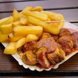Darüber, dass sie schmeckt, ist man sich gemeinhin einig. Darüber, wer sie erfunden hat, wird viel gestritten: die Currywurst. Zugeschrieben wird sie oft Herta Heuwer, einer Berliner Imbissstandbesitzerin. Die Geschichte besagt, dass sie das Gericht im Jahr 1949 erfunden hat. Sie soll eine Sauce aus Tomatenmark, Worcestershire-Sauce, Currypulver und anderen Gewürzen kreiert und diese zusammen mit einer gebratenen Wurst serviert haben. Heuwer meldete später ein Patent für ihre "Chillup"-Soße an.