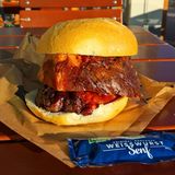 Alles, was nicht Frikadelle, Schnitzel oder Wurst ist, nennt das Ranking der Supermarkt-Gastronomie "Fleischspeisen". Darunter fällt auch die Leberkäs-Semmel, eine hessische Spezialität, die sich in ganz Deutschland großer Beliebtheit erfreut. Bekannt ist sie internationalem Publikum vor allem durch das bayerische Oktoberfest. Dort wird sie gerne auch im XXL-Format serviert (Bild).