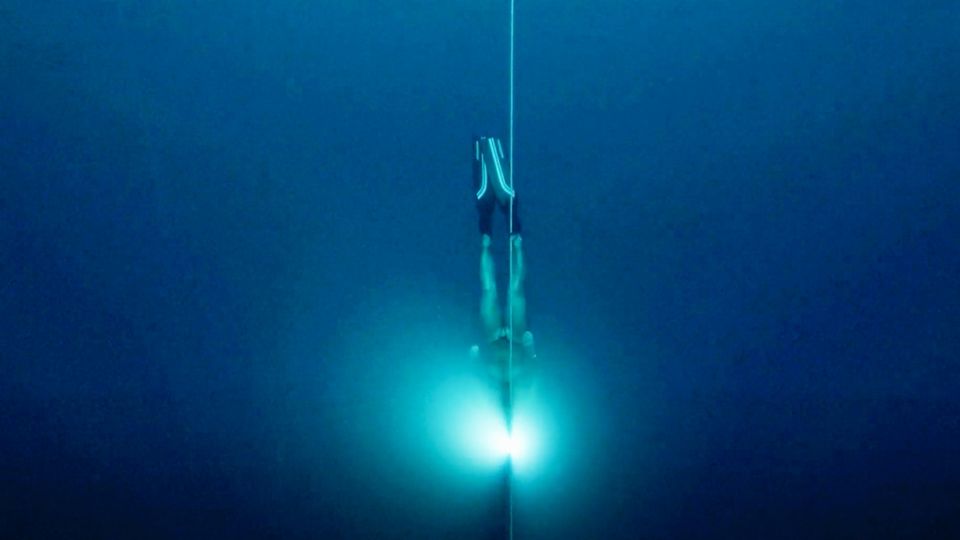 Alexei Moltschanow bricht seinen eigenen Rekord und tauchte diesmal auf eine Tiefe von 125 Metern – trotz den schwierigen Wetterbedingungen, die Kälte und Dunkelheit mitbrachten.