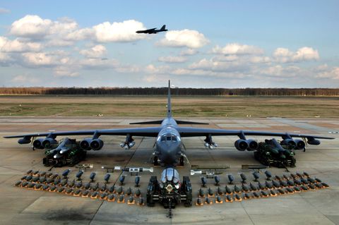 B-52 H mit voller Bewaffnung