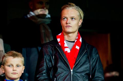 Marius Borg Høiby in schwarzer Lederjacke bei einem Fußballspiel der norwegischen Nationalmannschaft