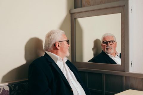 Altersarmut wegen DVAG: Wilhelm Schmidt vor einem Spiegel