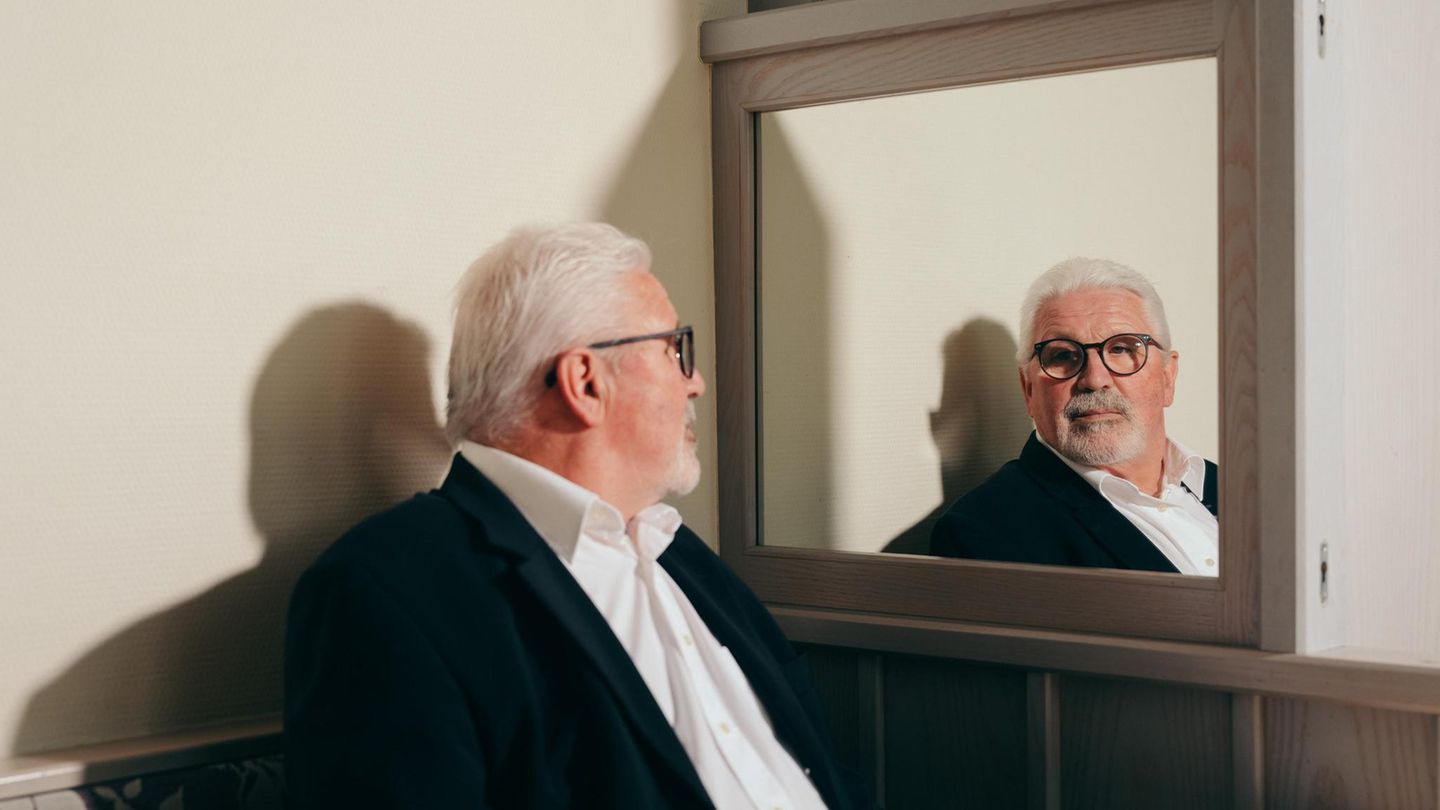 Altersarmut wegen DVAG: Wilhelm Schmidt vor einem Spiegel