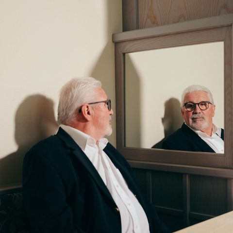 Altersarmut wegen DVAG: Wilhelm Schmidt vor einem Spiegel