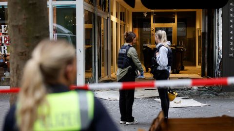 Polizei vor dem Explosionsort in der Kölner Innenstadt