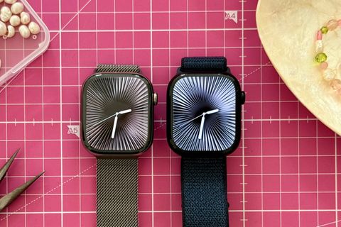Die Apple Watch Series 10 liegt in den Modellen in Aluminium und Titan in einer Schmuckwerkstatt