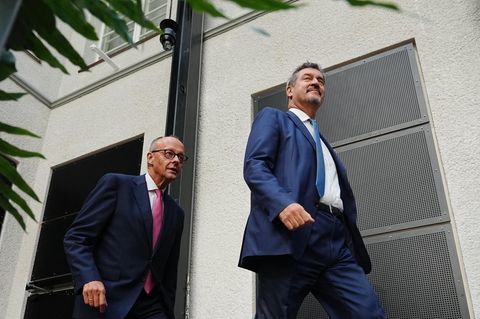 Friedrich Merz (CDU, l.) und Markus Söder (CSU) präsentierten sich bei der Pressekonferenz in Berlin geeint