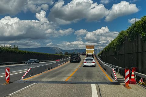 Astra-Bridge: Über eine mobile Autobahnbrücke fahren Autos