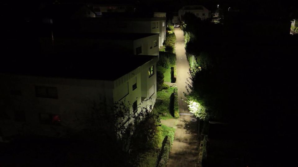 In der baden-württembergischen Stadt bleiben seit zwei Jahren die Straßenlaternen ab Mitternacht aus. Eine Entscheidung, die bei vielen Bürgern auf Kritik stößt.