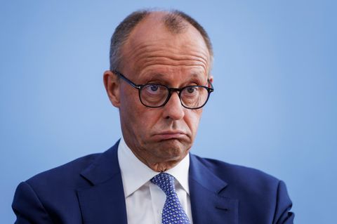 CDU-Chef Friedrich Merz schaut überfordert