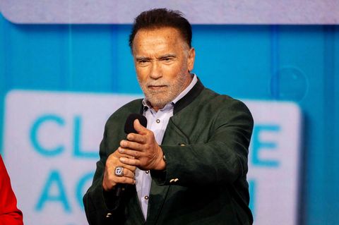 Arnold Schwarzenegger gestikuliert