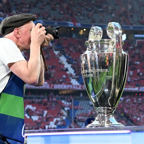 Ein Fotograf fotografiert TV-Experte Matthias Sammer (r.) hinter der Champions-League-Trophäe