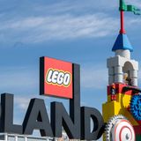 Ein Zug der Achterbahn "Feuerdrache" in dem bayerischen Vergnügungspark fährt in einen vorausfahrenden Zug auf. Die Folge: mehr als 30 Verletzte. Die Achterbahn ist danach für Ermittlungen und weitere Arbeiten längere Zeit außer Betrieb, startet nach rund zwei Monaten jedoch wieder. Ein Gutachten von Sachverständigen ergibt, dass der Unfall durch mangelhafte Sorgfalt verursacht worden ist. Ein Gericht verhängt Geldstrafen gegen einen 56-jähriger Mechaniker und einen 34-jähriger Techniker.