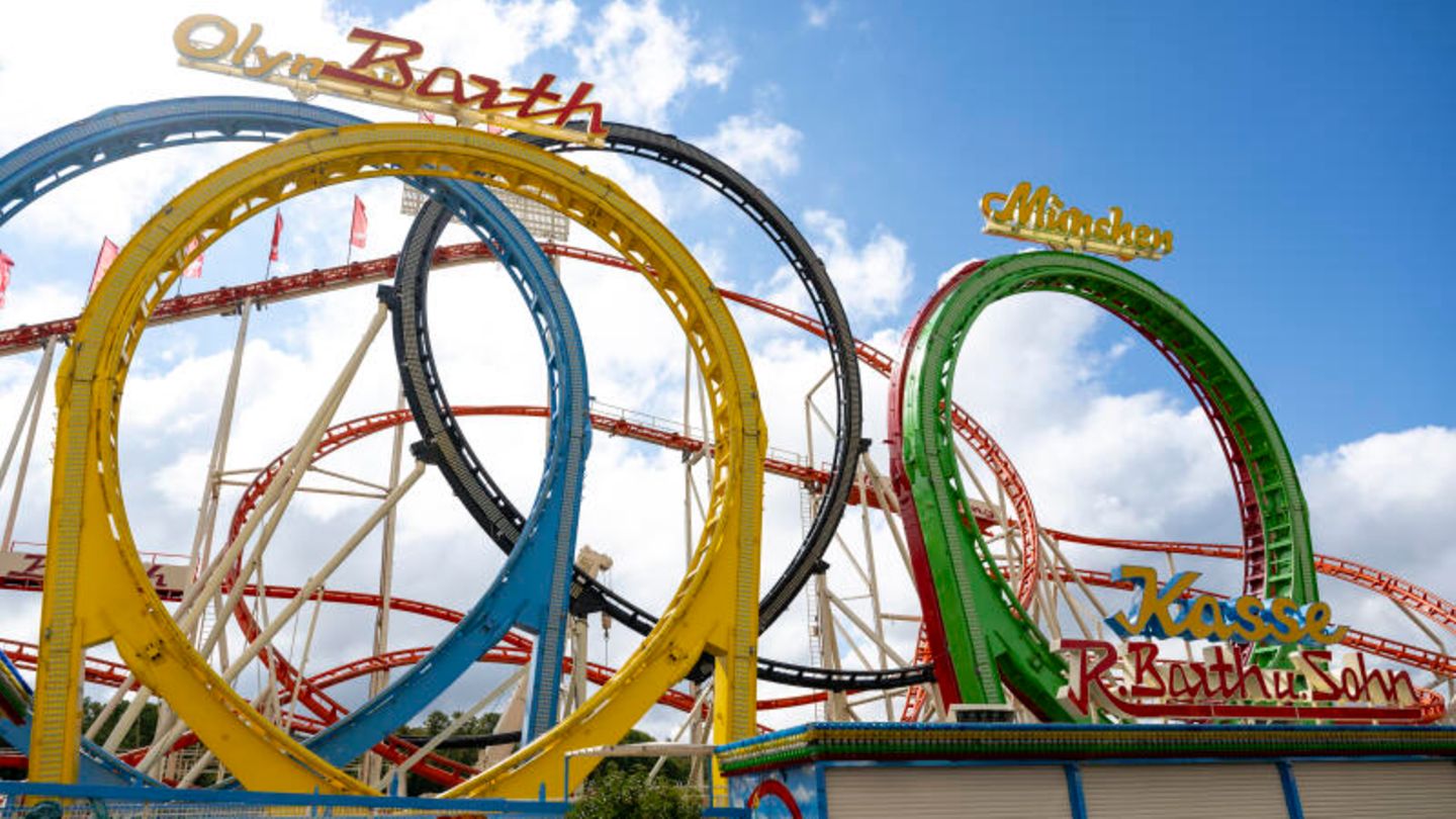 Kurz vor Eröffnung des 189. Oktoberfests stirbt ein 20-jähriger Bauarbeiter bei der Probefahrt einer Achterbahn. Nach Angaben der Feuerwehr trifft ihn eine Gondel bei voller Fahrt, er stürzt unter die Schienen der Bahn. Bei dem Fahrgeschäft handelt es sich um den "Olympia Looping". Er ist einer der bekanntesten Fahrgeschäfte auf der Theresienwiese. Ein Feuerwehrsprecher betont, der Unfall habe nichts mit der Betriebssicherheit des Fahrgeschäfts zu tun. Die Polizei ermittelt den Unfallhergang.