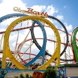 Kurz vor Eröffnung des 189. Oktoberfests stirbt ein 20-jähriger Bauarbeiter bei der Probefahrt einer Achterbahn. Nach Angaben der Feuerwehr trifft ihn eine Gondel bei voller Fahrt, er stürzt unter die Schienen der Bahn. Bei dem Fahrgeschäft handelt es sich um den "Olympia Looping". Er ist einer der bekanntesten Fahrgeschäfte auf der Theresienwiese. Ein Feuerwehrsprecher betont, der Unfall habe nichts mit der Betriebssicherheit des Fahrgeschäfts zu tun. Die Polizei ermittelt den Unfallhergang.