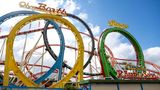 Kurz vor Eröffnung des 189. Oktoberfests stirbt ein 20-jähriger Bauarbeiter bei der Probefahrt einer Achterbahn. Nach Angaben der Feuerwehr trifft ihn eine Gondel bei voller Fahrt, er stürzt unter die Schienen der Bahn. Bei dem Fahrgeschäft handelt es sich um den "Olympia Looping". Er ist einer der bekanntesten Fahrgeschäfte auf der Theresienwiese. Ein Feuerwehrsprecher betont, der Unfall habe nichts mit der Betriebssicherheit des Fahrgeschäfts zu tun. Die Polizei ermittelt den Unfallhergang.