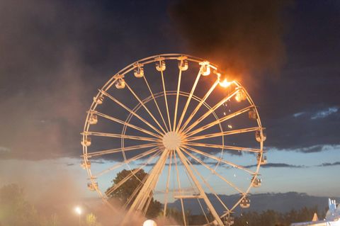 Tausende Menschen feiern gerade auf dem Highfield-Festival nahe Leipzig, als gegen 21 Uhr plötzlich mehrere Gondeln eines Riesenrads in Flammen stehen. Offenbar greift das Feuer vom Boden auf die Gondel über. Laut einer Einschätzung der Leipziger Polizei befindet sich unterhalb des Fahrgeschäfts Material, das in Brand gerät. 16 Menschen müssen in Krankenhäusern behandelt werden, darunter vier mit Brandverletzungen und einer mit einer Sturzverletzung.