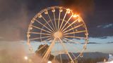 Tausende Menschen feiern gerade auf dem Highfield-Festival nahe Leipzig, als gegen 21 Uhr plötzlich mehrere Gondeln eines Riesenrads in Flammen stehen. Offenbar greift das Feuer vom Boden auf die Gondel über. Laut einer Einschätzung der Leipziger Polizei befindet sich unterhalb des Fahrgeschäfts Material, das in Brand gerät. 16 Menschen müssen in Krankenhäusern behandelt werden, darunter vier mit Brandverletzungen und einer mit einer Sturzverletzung.