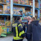 Ein 39-jähriger Mann stürzt aus rund zehn Metern in die Tiefe. Er befindet sich laut Polizei gerade in "Fuzzy's Lachsaloon", einer mehrstöckigen Attraktion der Kirmes, in der Besucher auf fünf Etagen verschiedene Hindernisse überqueren müssen. Er stirbt. Einen technischen Defekt schließt die Polizei als Unfallursache aus. Ersten kriminalpolizeilichen Ermittlungen zufolge handelt es sich um einen Unglücksfall.