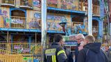 Ein 39-jähriger Mann stürzt aus rund zehn Metern in die Tiefe. Er befindet sich laut Polizei gerade in "Fuzzy's Lachsaloon", einer mehrstöckigen Attraktion der Kirmes, in der Besucher auf fünf Etagen verschiedene Hindernisse überqueren müssen. Er stirbt. Einen technischen Defekt schließt die Polizei als Unfallursache aus. Ersten kriminalpolizeilichen Ermittlungen zufolge handelt es sich um einen Unglücksfall.