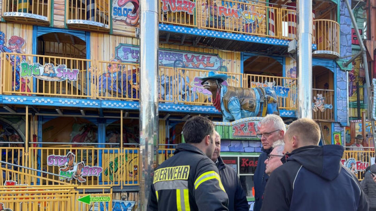 Pollhansmarkt (Kreis Gütersloh), 2023 Ein 39-jähriger Mann stürzt aus rund zehn Metern in die Tiefe. Er befindet sich laut Polizei gerade in "Fuzzy's Lachsaloon", einer mehrstöckigen Attraktion der Kirmes, in der Besucher auf fünf Etagen verschiedene Hindernisse überqueren müssen. Er stirbt. Einen technischen Defekt schließt die Polizei als Unfallursache aus. Ersten kriminalpolizeilichen Ermittlungen zufolge handelt es sich um einen Unglücksfall.