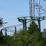 In Rheinland-Pfalz wird eine 57-jährige Frau aus der Gondel einer fahrenden Achterbahn geschleudert. Sie stürzt etwa acht Meter tief und stirbt. Die 532 Meter lange und 17,5 Meter hohe Achterbahn steht danach mehrere Monate lang still. Nach Angaben der Staatsanwaltschaft hat die Frau den Sicherheitsbügel am Unfalltag selbst geschlossen. Aufgrund ihres Körperbaus und der Flieh- und Beschleunigungskräfte sei sie trotz des geschlossenen Sicherheitsbügels aus dem Wagen gehoben worden. Laufende Ermittlungen sind mittlerweile eingestellt worden.