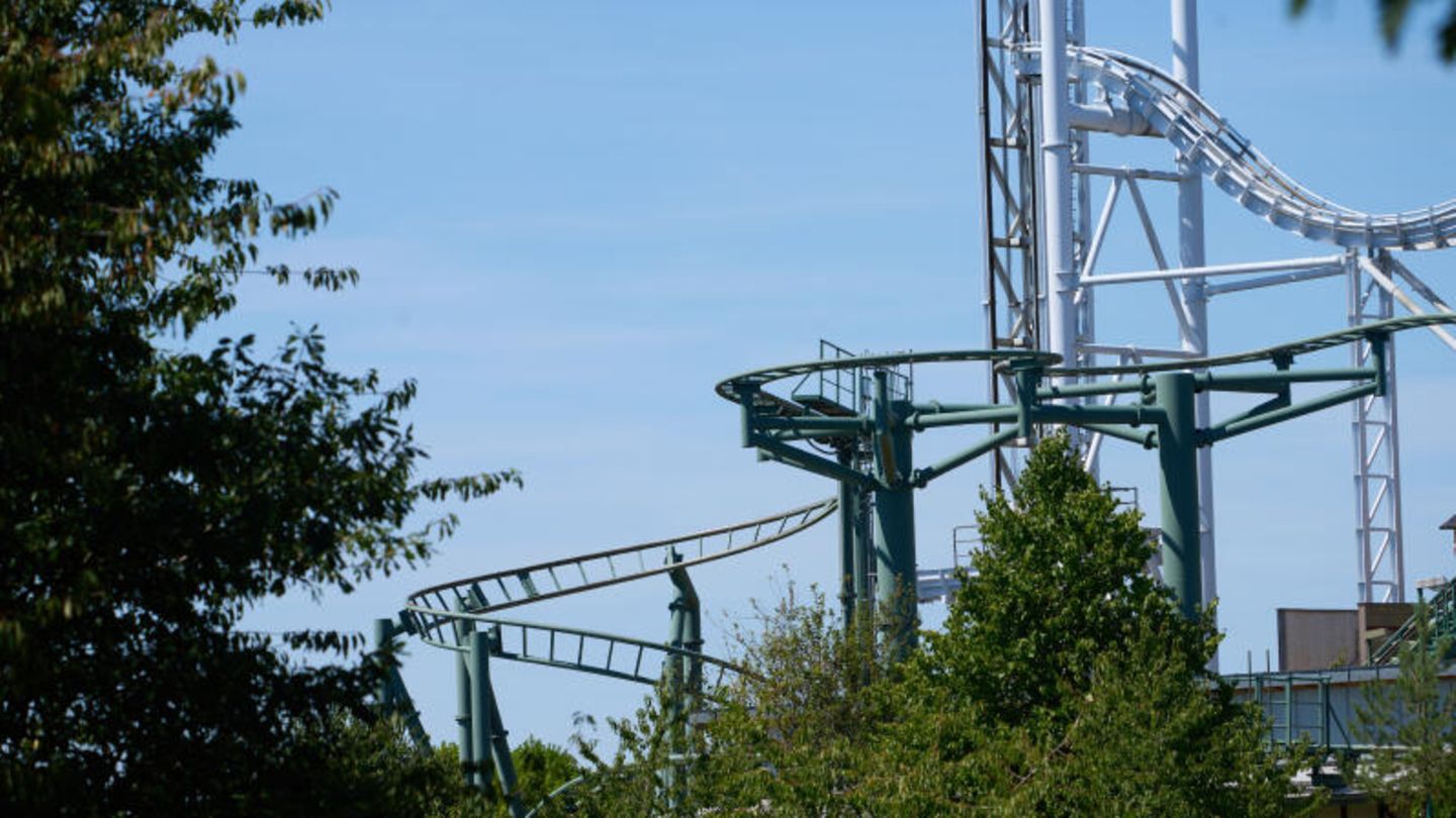 In Rheinland-Pfalz wird eine 57-jährige Frau aus der Gondel einer fahrenden Achterbahn geschleudert. Sie stürzt etwa acht Meter tief und stirbt. Die 532 Meter lange und 17,5 Meter hohe Achterbahn steht danach mehrere Monate lang still. Nach Angaben der Staatsanwaltschaft hat die Frau den Sicherheitsbügel am Unfalltag selbst geschlossen. Aufgrund ihres Körperbaus und der Flieh- und Beschleunigungskräfte sei sie trotz des geschlossenen Sicherheitsbügels aus dem Wagen gehoben worden. Laufende Ermittlungen sind mittlerweile eingestellt worden.
