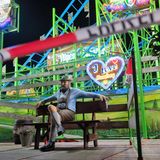 Während des Aufbaus eines Volksfestes in Hamburg ereignet sich ein tragisches Unglück. Ein Arbeiter steht auf den Schienen der Achterbahn "Alpen Coaster" und bemerkt nicht, dass bereits ein Wagen zu Testzwecken auf der 700 Meter langen Strecke entlangfährt. Dieser trifft den 44-Jährigen mit voller Wucht, er stirbt noch am Unfallort.