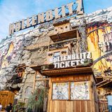 Der Unfall am "Höllenblitz" passiert gleich am ersten Wiesntag: Ein anfahrender Zug rollt langsam zurück und kollidiert mit einem stehenden Zug. Mehrere Personen werden leicht verletzt. Um den technischen Defekt zu untersuchen, steht das Fahrgeschäft längere Zeit still. Erst sechs Tage später startet der Betrieb wieder.