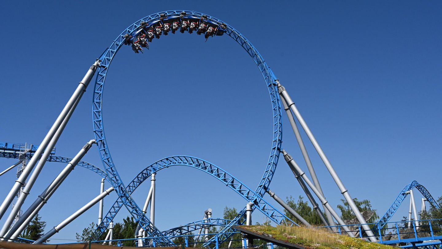Es klingt wie ein Albtraum: Bei einer Panne im Europa-Park in Baden-Württemberg müssen 20 Fahrgäste rund 40 Minuten in der Achterbahn "Blue Fire" ausharren. Ein Wagen ist vor dem ersten Anstieg seitlich geneigt stehen geblieben. Verletzt wird niemand. Grund für den Zwischenfall ist laut eines Parksprechers die Schwäche eines für den Magnetstart benötigtes Kleinteils. Unser Bild zeigt die Achterbahn im Normalbetrieb.