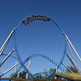 Es klingt wie ein Albtraum: Bei einer Panne im Europa-Park in Baden-Württemberg müssen 20 Fahrgäste rund 40 Minuten in der Achterbahn "Blue Fire" ausharren. Ein Wagen ist vor dem ersten Anstieg seitlich geneigt stehen geblieben. Verletzt wird niemand. Grund für den Zwischenfall ist laut eines Parksprechers die Schwäche eines für den Magnetstart benötigtes Kleinteils. Unser Bild zeigt die Achterbahn im Normalbetrieb.
