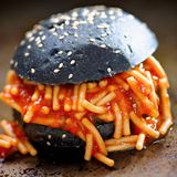 Laut der Studie des EHI erwarten uns in den nächsten Jahren verschiedene Foodtrends. Darunter: Better Burger. Dabei werden neue Burger-Konzepte erfunden, die sich auf "hochwertige Zutaten" und "einzigartige Geschmäcker" konzentrieren. Auch Hausmannskost könnte modern interpretiert werden, so das Institut - mit "modernem Twist", ansprechend durch "einen Mix aus Nostalgie und Innovation".