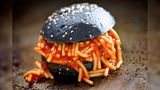 Laut der Studie des EHI erwarten uns in den nächsten Jahren verschiedene Foodtrends. Darunter: Better Burger. Dabei werden neue Burger-Konzepte erfunden, die sich auf "hochwertige Zutaten" und "einzigartige Geschmäcker" konzentrieren. Auch Hausmannskost könnte modern interpretiert werden, so das Institut - mit "modernem Twist", ansprechend durch "einen Mix aus Nostalgie und Innovation".