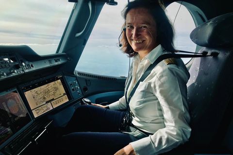 Ausbildungskapitänin Cordula Pflaum im Cockpit des Airbus A350 der Lufthansa