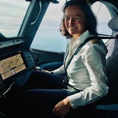 Ausbildungskapitänin Cordula Pflaum im Cockpit des Airbus A350 der Lufthansa
