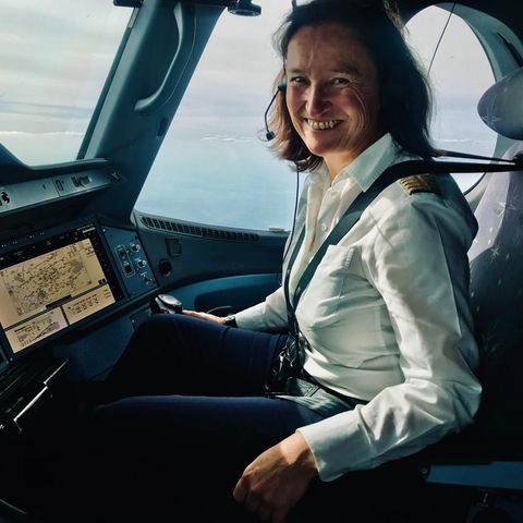 Ausbildungskapitänin Cordula Pflaum im Cockpit des Airbus A350 der Lufthansa