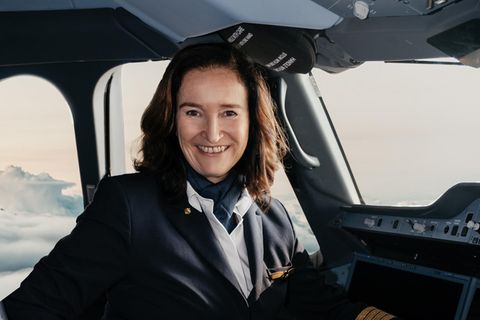 Ausbildungskapitänin Cordula Pflaum im Cockpit eines Airbus A350