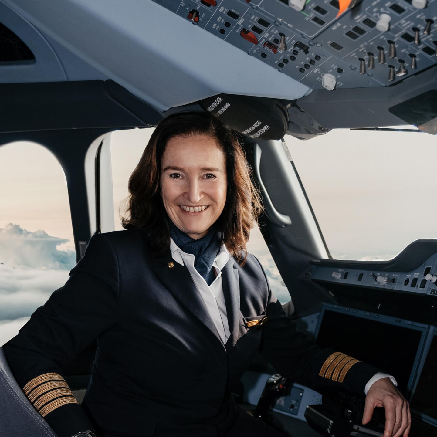 Ausbildungskapitänin Cordula Pflaum im Cockpit eines Airbus A350