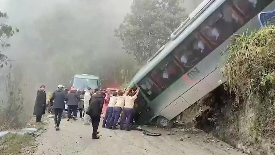 Touristen-Bus kommt von der Straße ab – und stürzt 15 Meter in die Tiefe