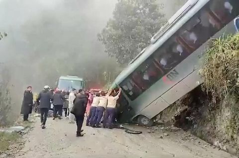Touristen-Bus kommt von der Straße ab – und stürzt 15 Meter in die Tiefe