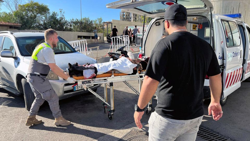 Exploding Hisbollah-Pager: Ein Verletzter wird ins al-Zahraa-Krankenhaus in the southern part of the Lebanese Hauptstadt Beirut eingeliefert.