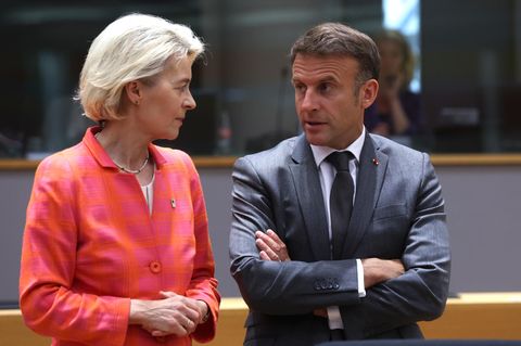 EU-Kommissionspräsidentin Ursula von der Leyen und Frankreichs Präsident Emmanuel Macron bei einem Treffen im Juni