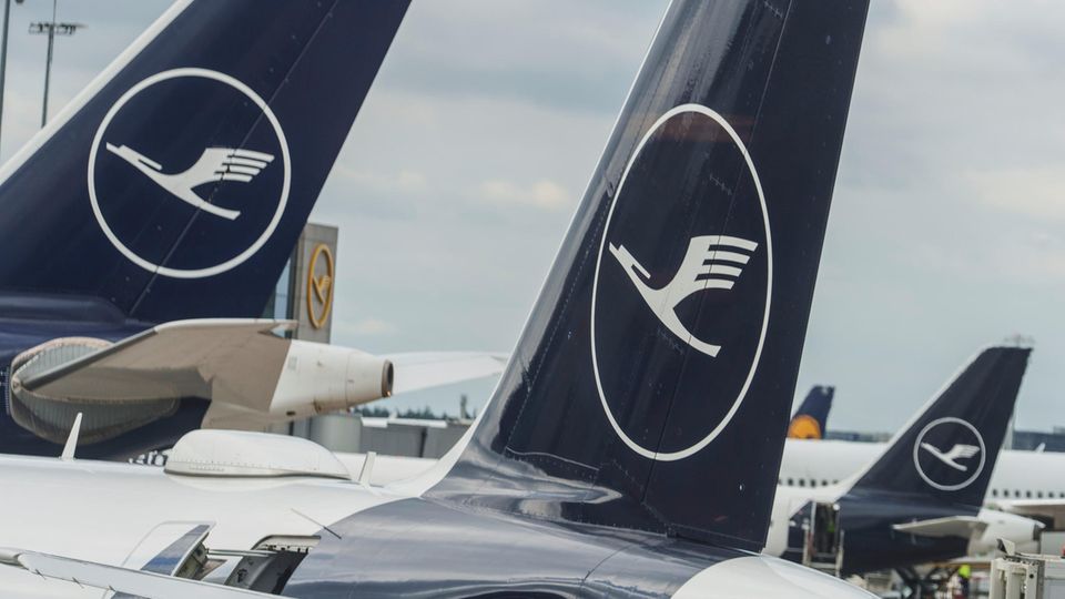 Drei Maschinen der Lufthansa stehen auf einem Rollfeld