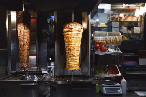 Döner-Spieße in einem Imbiss
