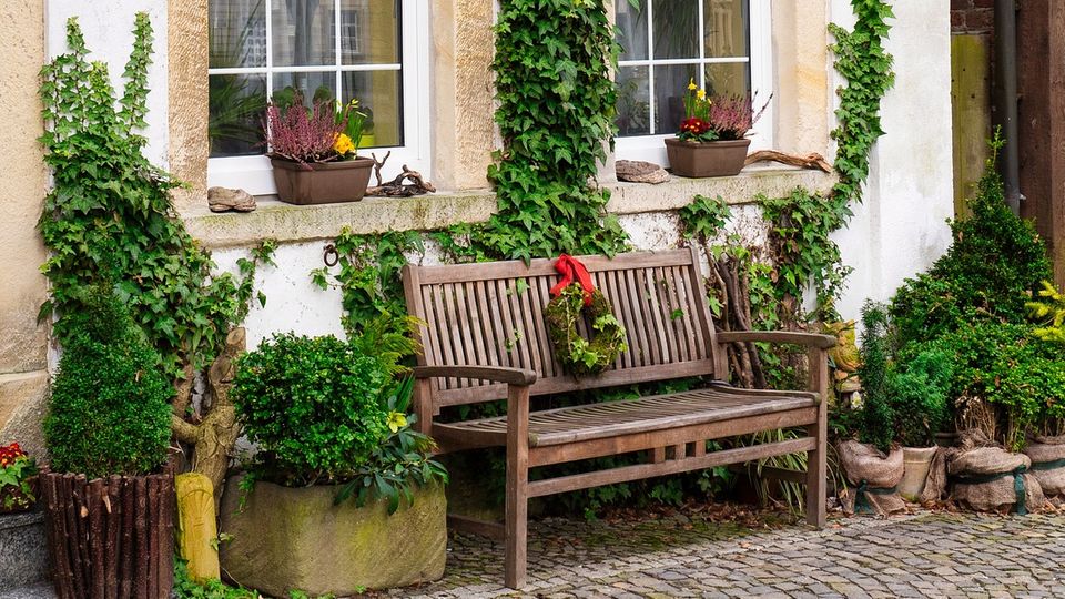 Gartenmöbel wetterfest machen: Welcher Schutz ist am besten? Um Gartenmöbel vor dem Wetter der kälteren Jahreszeit zu schützen, gibt es allerlei Mittel zu unterschiedlichen Preisen – doch welches bietet das beste Preis-Leistungsverhältnis?